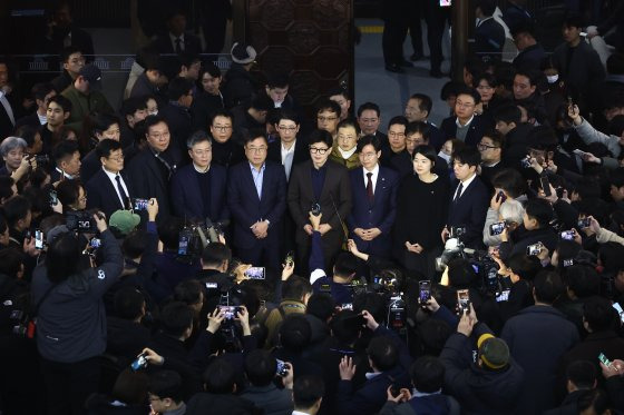 윤석열 대통령이 비상계엄령을 선포한 가운데 지난 4일 새벽 서울 여의도 국회 로텐더홀에서 한동훈 국민의힘 대표 등 의원들이 비상계엄 해제 요구 결의안 통과 후 입장을 발표하고 있다. 뉴스1