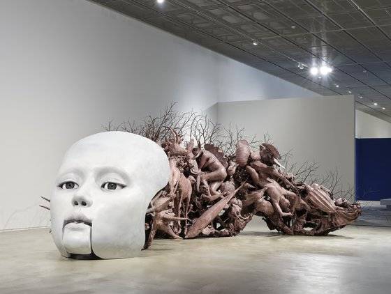 노진아,‘진화하는 키메라-가이아’, 2024, 혼합 매체, 가변 크기. [사진 임장활]