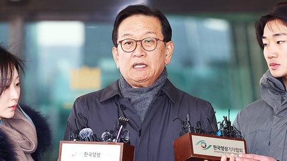 '12·3 비상계엄 사태'로 수사와 탄핵심판을 받게 된 윤석열 대통령의 변호인단 구성에 참여한 석동현 변호사가 19일 오후 서울 서초구 서울고등법원 앞에서 입장을 밝히고 있다. 연합뉴스