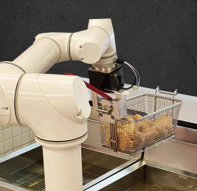 롸버트치킨 매장에서 조리용 협동로봇이 치킨을 튀기는 모습. 로보아르테 제공