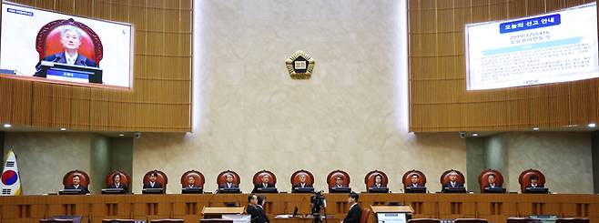 조희대 대법원장을 비롯한 대법관들이 19일 오후 전원합의체 선고를 위해 서울 서초구 대법원 대법정에 입장해 착석해 있다. 이날 대법원은 지급 시점 기준 재직자에게만 지급하는 정기상여금의 통상임금 해당 여부, 장애인 접근권 방치의 국가 책임 여부, 친일재산귀속법 관련 사건 관련 선고를 진행했다. [사진 출처 = 연합뉴스]