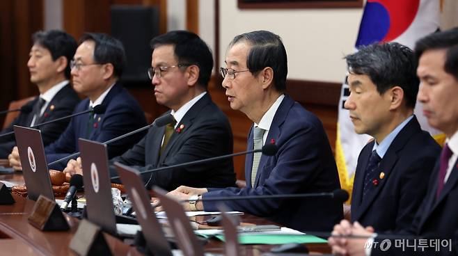 [서울=뉴시스] 조수정 기자 = 한덕수 대통령 권한대행 국무총리가 19일 서울 종로구 정부서울청사에서 열린 임시 국무회의를 주재하며 발언하고 있다. 2024.12.19. chocrystal@newsis.com /사진=조수정