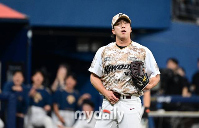 2024년 6월 26일 서울 고척스카이돔에서 '2024 신한 SOL Bank KBO리그' NC 다이노스와 키움 히어로즈의 경기가 열렸다. 키움 문성현이 9회초 1사 만루서 NC 김성욱에게 밀어내기 볼넷을 허용한 뒤 허탈해하고 있다./마이데일리