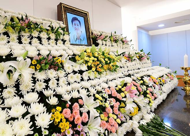 故 이선균(48)의 빈소가 27일 서울 종로구 서울대학교병원 장례식장 1호에 마련됐다. 입관은 28일 오전 11시이며 발인은 29일 자정이다. 장지는 전북 부안군에 있는 선영이다.[사진공동취재단]