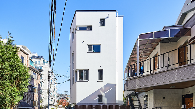 서울시 종로구 명륜1가에 시선을 강탈하는 경사진 하얀 집 우다당(友多堂) 전경  [김현수]