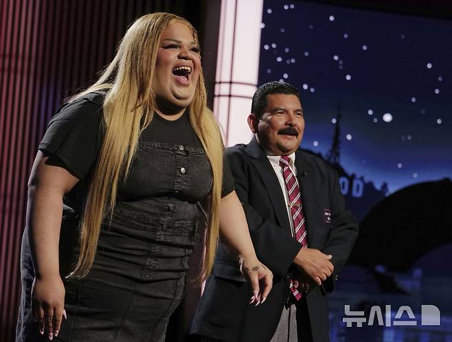 [로스앤젤레스=AP/뉴시스] 사진은 '드뮤어(Demure)'라는 단어를 온라인에 유행시킨 틱톡 크리에이터 줄스 르브론(왼쪽)이 8월 19일 토크쇼 지미 키멜 라이브에 출연한 모습. 2024.12.19.