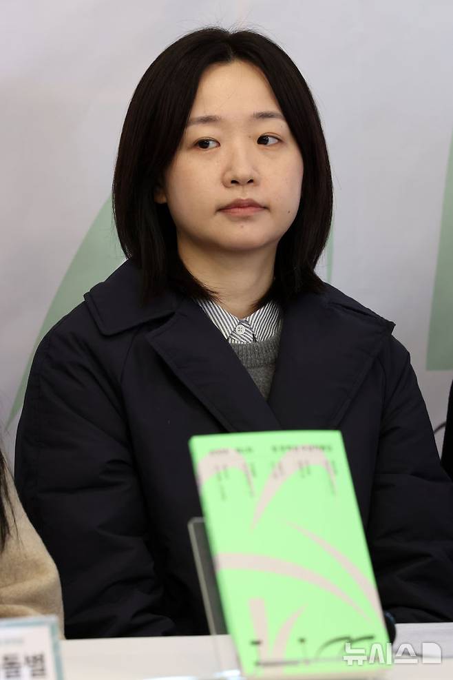 [서울=뉴시스] 박진희 기자 = 열림원 '제1회 림LIM 문학상' 대상작 '눈사람들, 눈사람들'의 작가 성수진이 19일 서울 종로구 한 카페에서 기자간담회를 하고 있다. 대상작은 성수진의 '눈사람들, 눈사람들'이다. 2024.12.19. pak7130@newsis.com