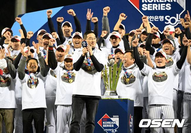 [OSEN=잠실, 이대선 기자] LG 트윈스가 29년 만에 한국시리즈 우승을 차지했다.&nbsp;LG는 13일 서울 잠실구장에서 열린 2023 KBO리그 한국시리즈(7전 4선승제) 5차전 KT와 경기에서 6-2로 승리했다. 이로써 LG는 1차전을 패한 후 4연승을 거두며 한국시리즈 우승을 차지했다.&nbsp;1994년 우승 이후 무려 29년 만에 숙원인 한국시리즈 우승 한풀이에 성공했다. &nbsp;LG 구광모 회장을 비롯한 선수단이 세리머니를 하고 있다. 2023.11.13 /sunday@osen.co.kr