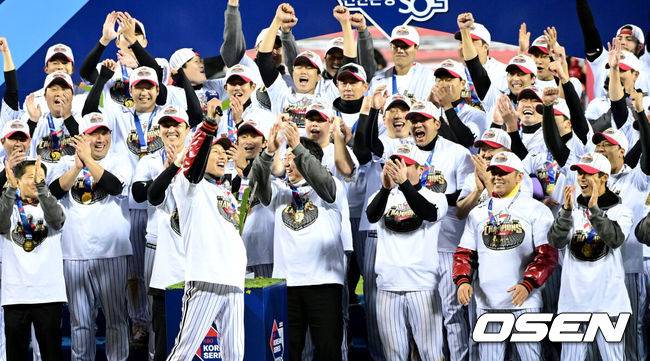 [OSEN=잠실, 최규한 기자] LG 트윈스가 29년 만에 한국시리즈 우승을 차지했다.&nbsp;LG는 13일 서울 잠실구장에서 열린 2023 KBO리그 한국시리즈(7전 4선승제) 5차전 KT와 경기에서 6-2로 승리했다. 이로써 LG는 1차전을 패한 후 4연승을 거두며 한국시리즈 우승을 차지했다. 한국시리즈 우승을 이끈 LG 염경엽 감독이 인사말을 전하고 있다. 2023.11.13 / dreamer@osen.co.kr