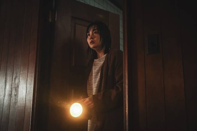 디즈니플러스의 오리지널 드라마 ‘조명가게’ 한 장면. 사진 월트디즈니컴퍼니 코리아