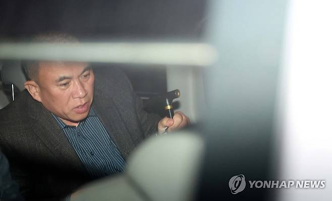 명태균 긴급호송 차 탑승 (창원=연합뉴스) 김동민 기자 = 김건희 여사 공천 개입 의혹과 미래한국연구소의 불법 여론조사 의혹 등 사건의 핵심 인물인 명태균 씨가 14일 오후 경남 창원시 성산구 창원지방법원(창원지법)에 구속 전 피의자 심문(영장실질심사)을 마치고 법원을 나서고 있다. 2024.11.14 image@yna.co.kr