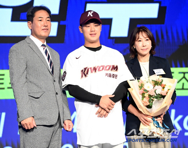 11일 롯데호텔 월드 서울에서 열린 2025 KBO 드래프트, 전체 1순위로 키움에 지명된 덕수고 정현우가 고형욱 단장, 어머니와 함께 포즈를 취하고 있다. 잠실=허상욱 기자 wook@sportschosun.com/2024.09.11/