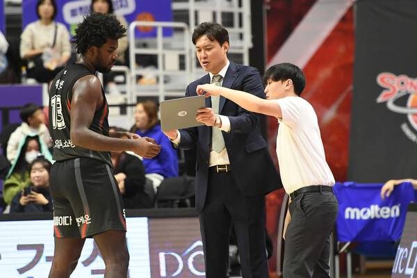 레이숀 해먼즈(왼쪽), 송영진 KT 감독. ⓒKBL