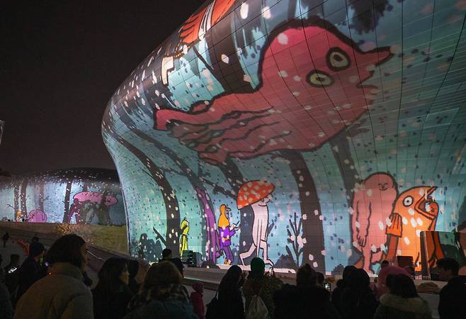 일러스트레이터 장줄리앙의 '당신의 관계에 치어스'. 작가가 어린시절 친구들과 기차놀이를 한 추억에서 모티브를 얻어 여러 사람과 동물, 물고기 등이 줄지어 걸어가면서 격려와 연결의 이야기를 하고 있다. / 조인원 기자