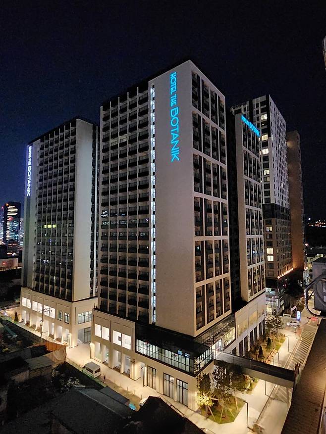 20일 문을 연 '호텔 더 보타닉 세운 명동' 외관.