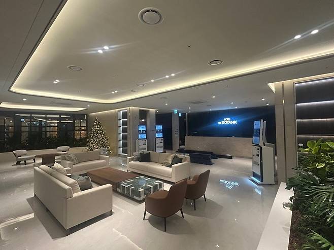 20일 문을 연 '호텔 더 보타닉 세운 명동' 내부 모습.