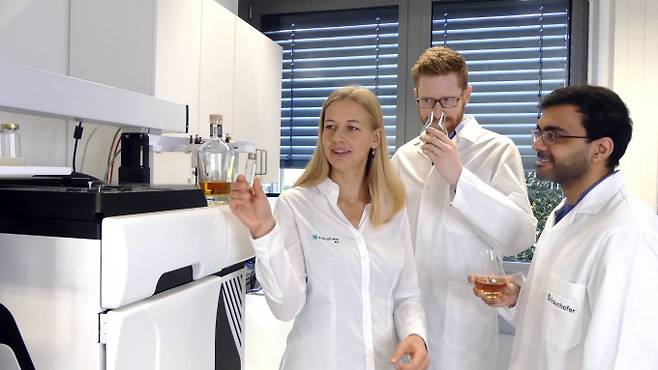 독일 프라운호퍼 연구소 연구팀이 위스키 성분을 분석하고 있다. Fraunhofer Institute for Process Engineering and Packaging IVV 제공