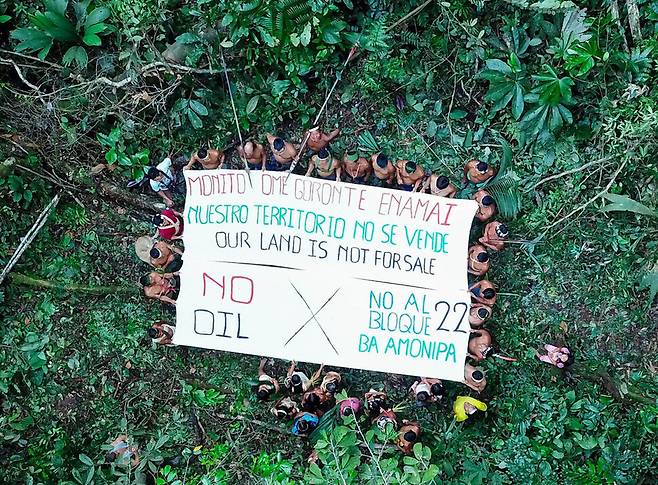 ‘우리의 땅은 파는 물건이 아니다’라는 구호를 펼쳐 든 아마존 원주민들의 모습을 드론으로 촬영했다. ‘아마존 프론트라인즈’ 제공