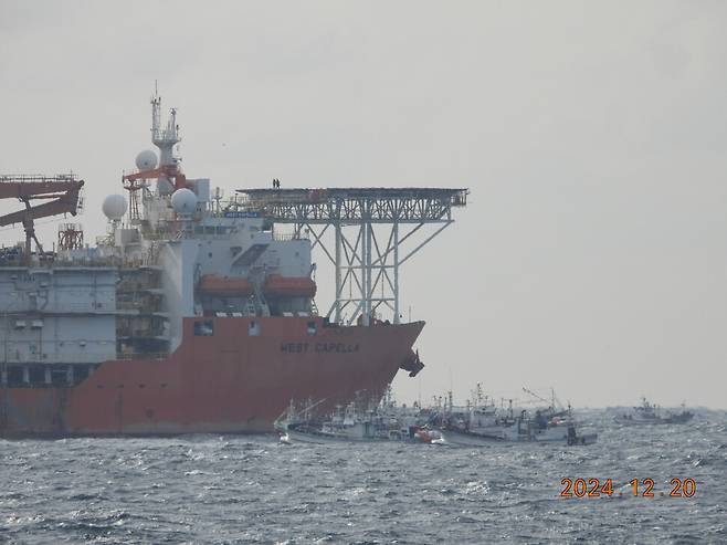 경북 포항 어민들이 한국석유공사의 석유탐사 시추에 반발해 20일 포항 앞바다 동쪽 20㎞ 지점 바다 위에서 배를 타고 시추선 주변을 둘러싼 채 해상 시위를 벌이고 있다. 포항해양경찰서 제공