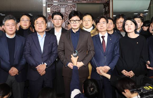 한동훈 국민의힘 대표가 4일 오전 국회 본회의 계엄해제결의안 통과와 관련해 입장을 밝히고 있다. [사진=연합뉴스]