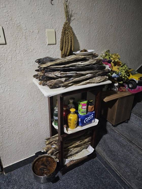 노 전 정보사령관이 운영하는 점집 현관 옆에 술·북어 등이 놓여있었다. 이찬규 기자