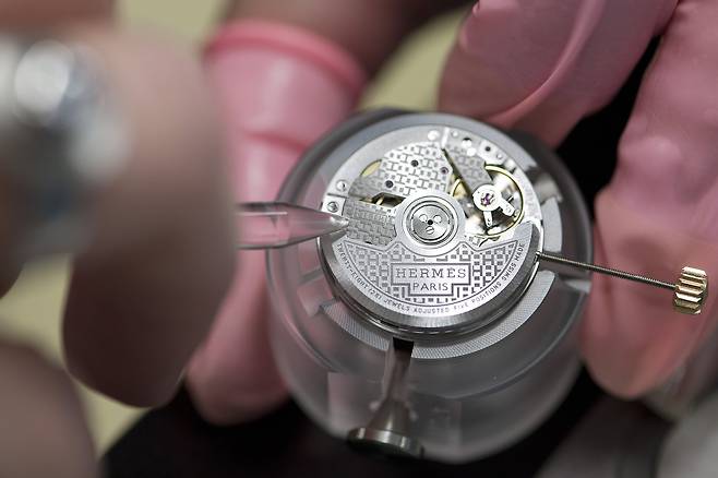 에르메스는 자체적으로 무브먼트를 만들 수 있는 전문 공방을 갖추었다. 사진 에르메스