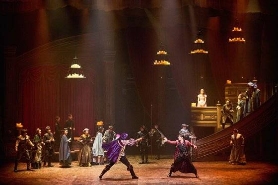 뮤지컬 시라노의 결투 장면. 시라노(오른쪽)과 그의 숙적 드기슈 백작이 검투를 벌이고 있다. 사진 RG컴퍼니·CJENM