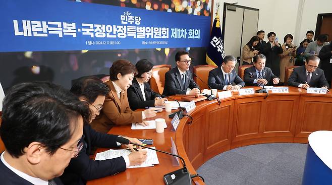 더불어민주당 내란극복·국정안정특위 위원장을 맡은 김민석(오른쪽 네번째) 의원이 지난 17일 오전 국회에서 열린 내란극복·국정안정특별위원회 1차 회의에서 발언하고 있다. 연합뉴스