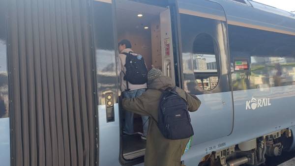 중앙선 복선 철도(서울 청량리역~부산 부전역)를 달리는 고속열차 운행이 시작된 20일 오전 승객이 KTX에 탑승하고 있다. 백창훈 기자