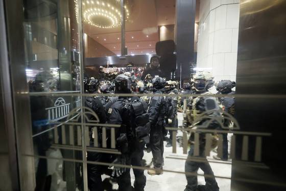 Martial law troops are seen at the National Assembly in Yeouido, western Seoul on Dec. 3. [KIM SUNG-RYONG]