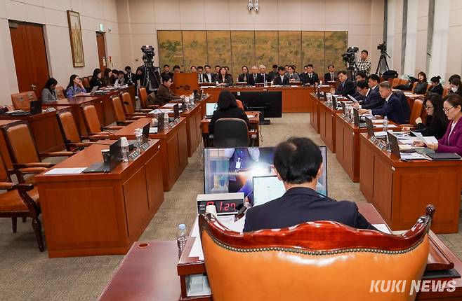 20일 서울 영등포구 여의도 국회에서 열린 문화체육관광위원회 전체회의에서 전재수 문체위원장이 의사봉을 두드리고 있다.