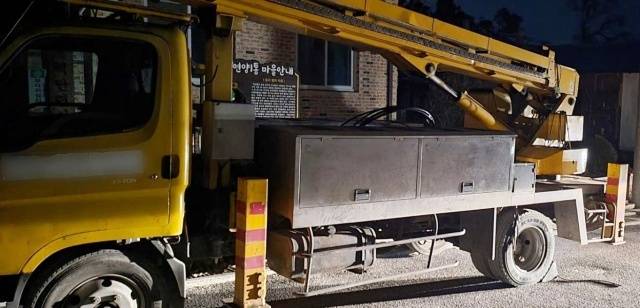 여주시 연양동 마을 진입로공사현장 전봇대 이설작업을 벌이던 50대 한전 도급 근로자 추락사 현장 작업차량. 유진동기자