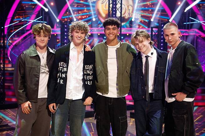 5인조 영국인 보이그룹 '디어 앨리스'  SM엔터