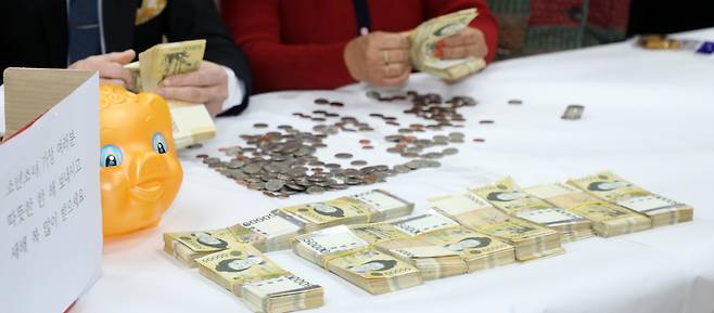 20일 전북자치도 전주시 노송동주민센터에서 직원들이 얼굴없는 천사가 전달한 성금을 확인하고 있다. 얼굴없는 천사의 선행은 25년째 이어져오고 있으며 성금과 함께 '소년소녀 가장 여러분 따뜻한 한 해 보내시고 새해 복 많이 받으세요.'라는 글을 보내왔다/사진=뉴스1