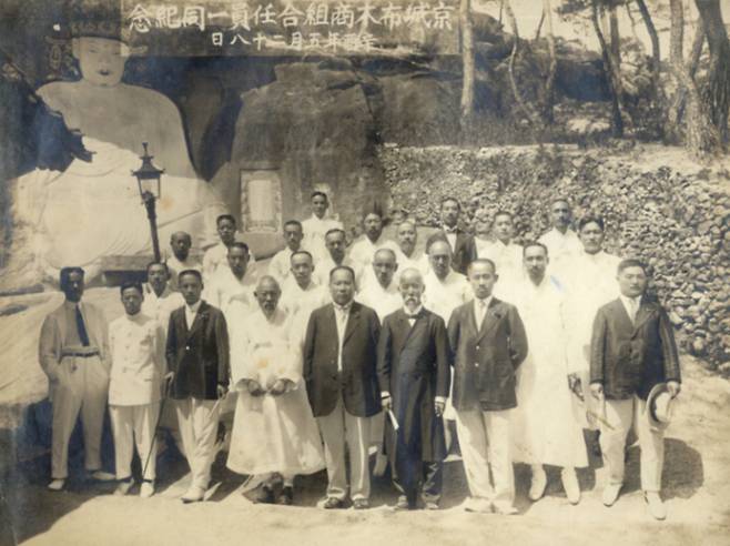 1919년 고종 승하 당시, 경성포목상조합을 이끌던 매헌 박승직은 ‘조선상민봉도단’을 결성하고 단장을 맡았다. 봉도단은 임금의 상여를 매기 위해 조직한 모임으로 당시 왕가봉도단, 상민(常民)봉도단 등으로 구성됐다. 1926년 순종 승하 시에도 상인단체들은 매헌을 단장으로 하는 봉도단을 결성한다. 사진은 1921년 경성포목상조합장 박승직(앞줄 오른쪽에서 다섯번째)과 조합 임원들의 모습. /사진=두산