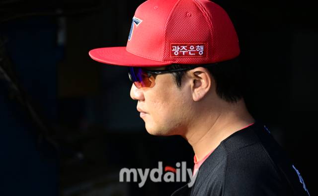 2024년 7월 10일 서울 잠실야구장에서 '2024 신한 SOL Bank KBO리그' KIA 타이거즈와 LG 트윈스의 경기가 열렸다. KIA 손승락 수석코치가 경기를 지켜보고 있다./마이데일리