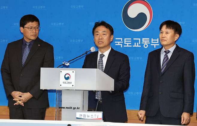 이상주 국토교통부 국토도시실장(가운데)이 지난 27일 정부세종청사 국토교통부 기자실에서 해당 지방자치단체 관계자들이 배석한 가운데 1기 신도시 선도지구 선정 결과를 발표하고 있다. [연합]