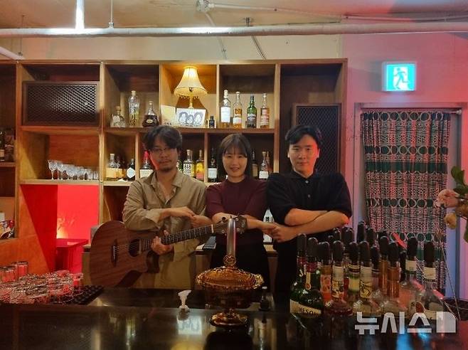 [서울=뉴시스]'로컬인서울' 2기에 선발돼 창업에 성공한 '호사가' 공동 대표 김태수·구혜지·현승일씨. (사진=서울시 제공). 2024.12.20. photo@newsis.com