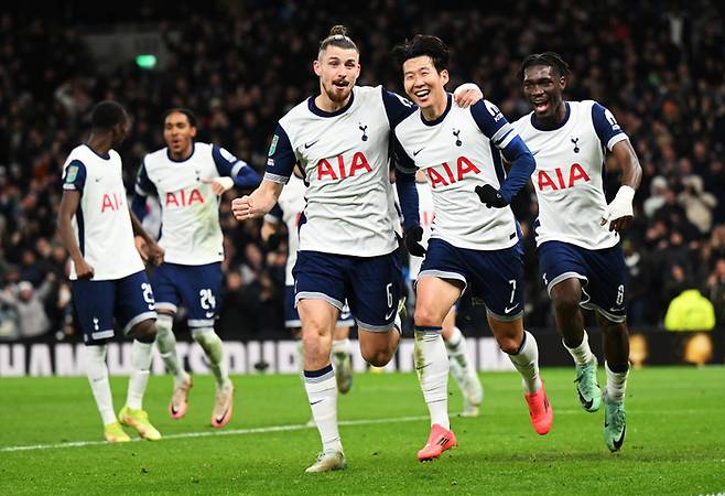손흥민이 코너킥 키커로 나서 그대로 골문을 노리며 미친 결승골을 터트렸다. 토트넘 홋스퍼는 도미닉 솔란키의 멀티골 맹활약을 앞세워 맨체스터 유나이티드(이하 맨유)를 4-3으로 꺾고 4강으로 향했다. Getty Images