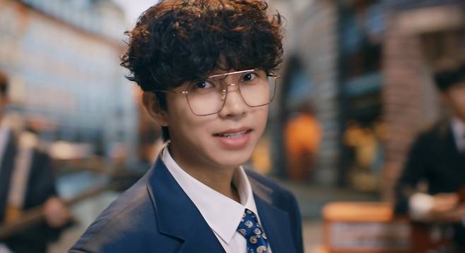 임영웅 첫 자작곡 '런던보이' MV 3200만뷰