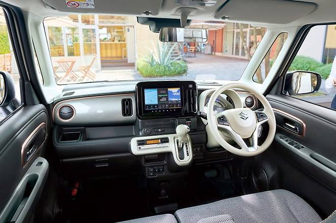 스즈키 2025 왜건 R 스마일 실내