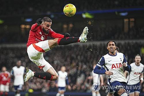 토트넘 홋스퍼가 맨체스터 유나이티드를 간신히 누르고 카라바오컵 준결승에 진출했다. 손흥민은 환상적인 코너킥 골로 시즌 7호골을 터뜨렸다. 토트넘은 20일(한국시간) 영국 런던에 위치한 토트넘 홋스퍼 스타디움에서 열린 맨체스터 유나이티드와 2024-2025시즌 카라바오컵(리그컵) 8강전서 4-2로 이겼다. 연합뉴스