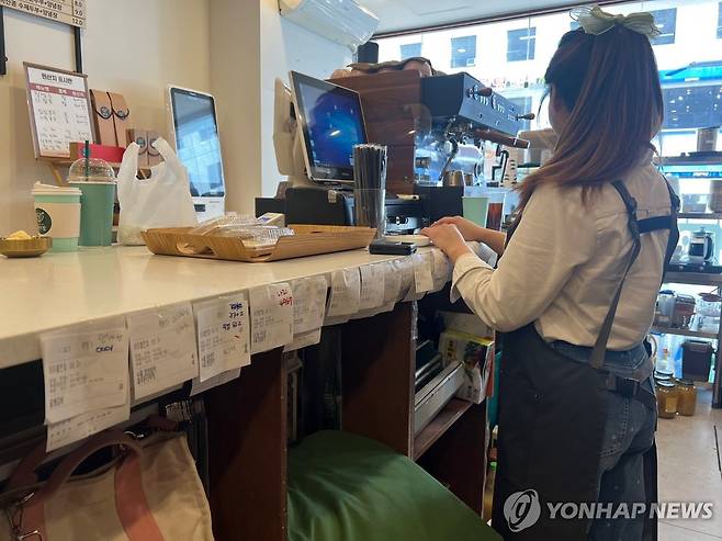카페 조리대에 붙어있는 선결제 주문 내역 영수증들 (서울=연합뉴스) 이승연 기자 = 지난 9일 국회 앞에 위치한 한 카페 조리대에 수십개의 선결제 주문내역 영수증이 걸려있다. 2024.12.20.
