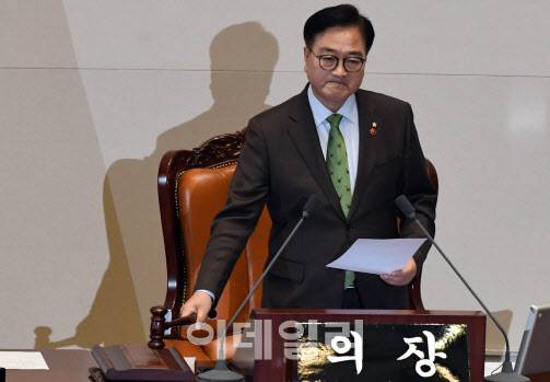 우원식 국회의장이 지난 14일 오후 서울 여의도 국회 본회의장에서 운석열 대통령 탄핵소추안 가결을 발표하며 의사봉을 두드리고 있다. (사진=노진환 기자)