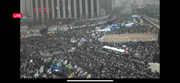 퇴진비상행동이 광화문 동십자각 앞에서 개최한 집회에 오후 5시 기준 30만명이 참여했다.