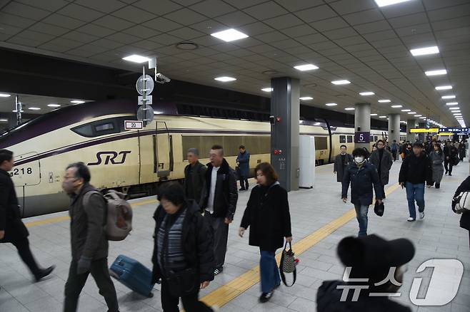 21일 SR에 따르면 이날 오후 2시26분쯤 수서발 부산행 SRT 329호 열차가 동대구역과 경주역 사이에 멈춰서 열차가 지연되고 있다.(뉴스1 자료)