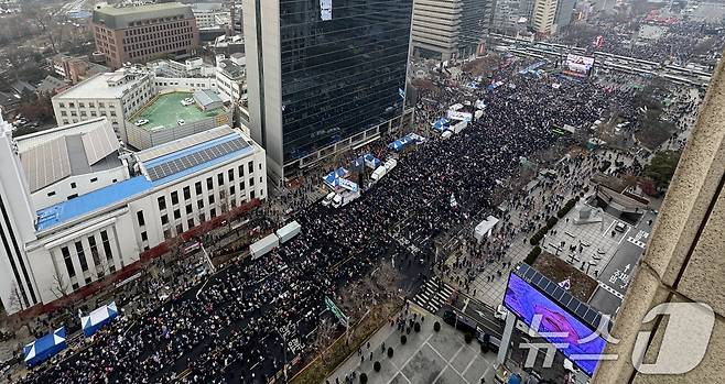 21일 서울 종로구 광화문 동화면세점 앞에서 열린 대한민국바로세우기국민운동본부 주최 '대통령 탄핵 반대 자유민주주의 수호 광화문 국민혁명대회'에서 참가자들이 구호를 외치고 있다. 2024.12.21/뉴스1 ⓒ News1 김명섭 기자