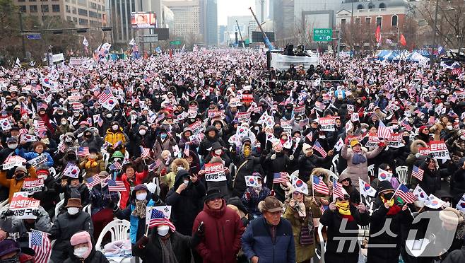 21일 서울 종로구 광화문 동화면세점 앞에서 열린 대한민국바로세우기국민운동본부 주최 '대통령 탄핵 반대 자유민주주의 수호 광화문 국민혁명대회'에서 참가자들이 구호를 외치고 있다. 2024.12.21/뉴스1 ⓒ News1 김명섭 기자