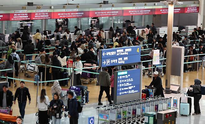 한국 여권 소지자의 중국 무비자 방문이 가능해진 지난 8일 인천국제공항 제1여객터미널 출국장 중국행 항공편 카운터가 여행객으로 붐비고 있다./연합뉴스