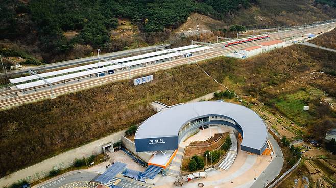 동해선 개통과 함께 새로 지은 영덕역은 영덕의 대표 명소인 '고래불' 해변의 완만한 곡선과 닮았다. 역사 옆 작은 통로는 블루로드 '고불봉' 코스로 진입하는 지름길이다. / 이건송 영상미디어 기자